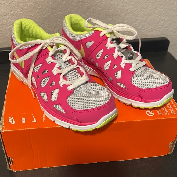 Nike Dual Fusion Run 2. Girls 4.5Y Equivalent to Women’s Size 6 - Picture 4 of 7